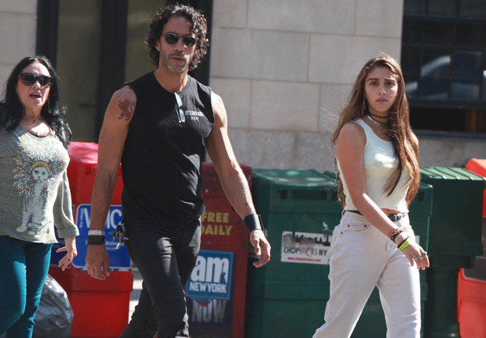 Filha de Madonna, Lourdes Leon, passeia com o pai em Nova York