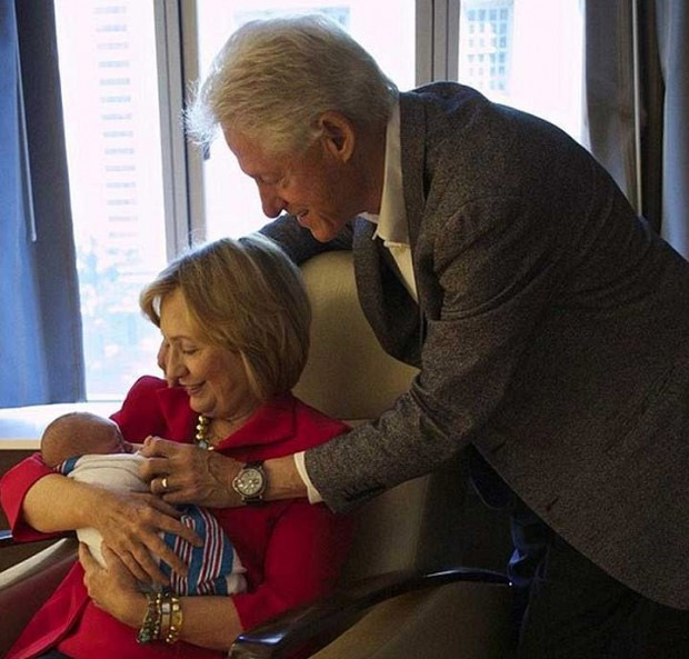 Hillary e Bil Clinton conhecem a netinha Charlotte