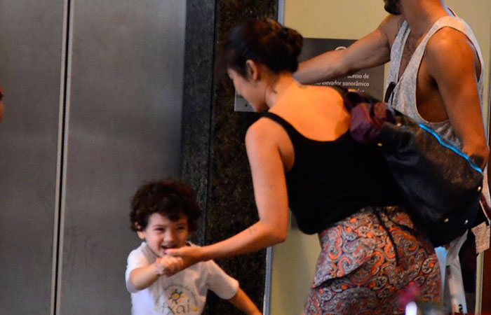 A Brincalhona! Daniele Suzuki se diverte com o filho enquanto espera elevador