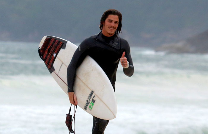  Lindo e surfista! Rômulo Arantes pega onda em praia carioca 