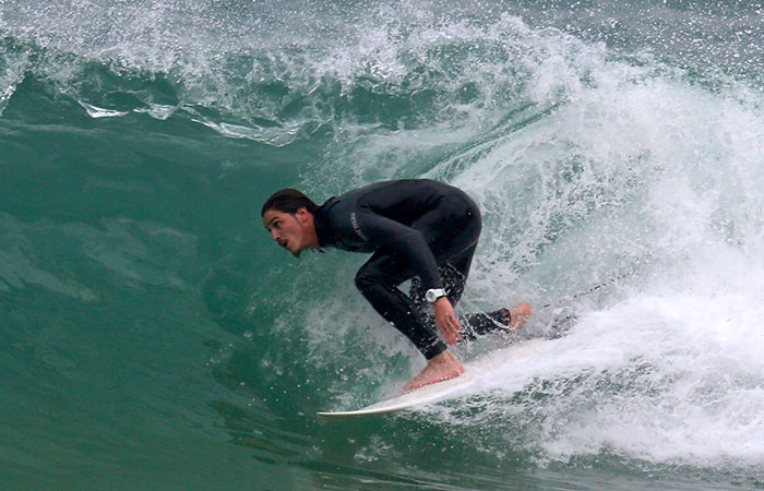  Lindo e surfista! Rômulo Arantes pega onda em praia carioca 