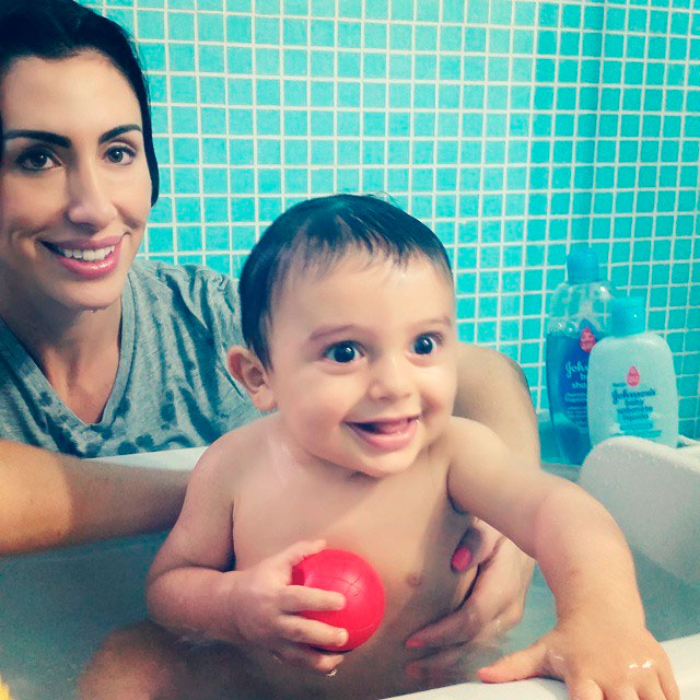 Jaque Khury mostra o filho se divertindo no banho