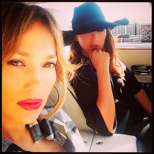 Jennifer Lopez e Leah Remini se envolvem em acidente de carro