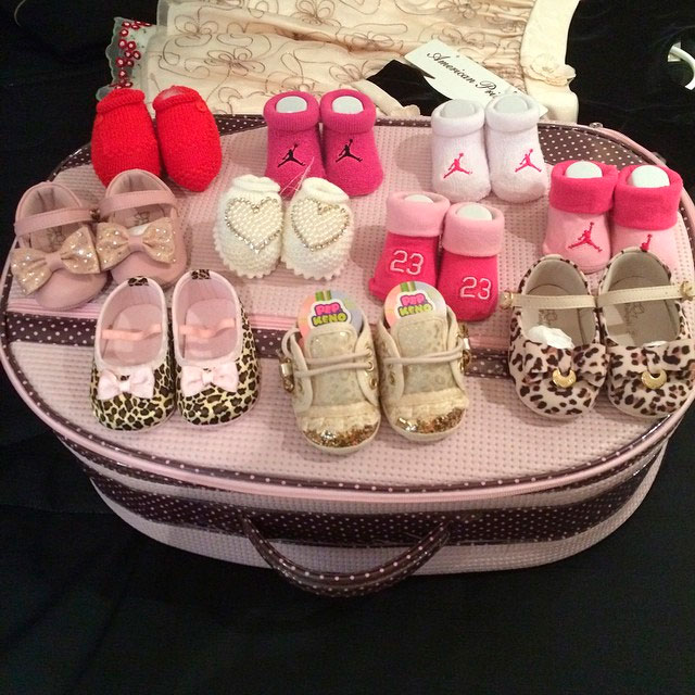  Ellen Cardoso mostra coleção de sapatos que está fazendo para a filha