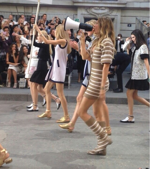 Usando um megafone, Gisele Bündchen protesta pelo meio ambiente durante desfile