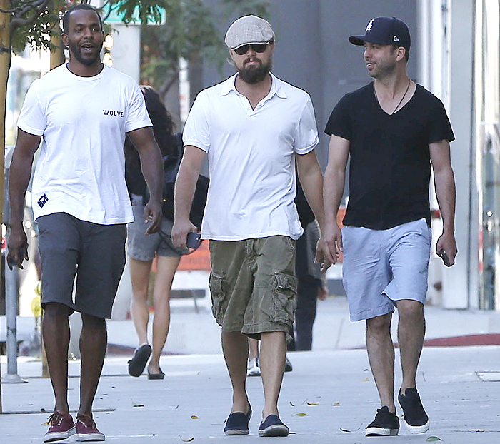 Barbudo, Leonardo DiCaprio passeia com amigos pelas ruas de Hollywood