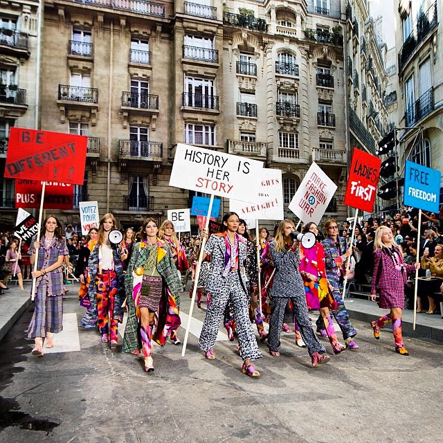 Na onda dos protestos, Cara Delevingne vai à parada feminista da Chanel