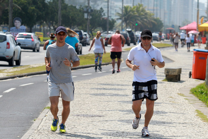 Em forma! Daniel corre na orla da Barra da Tijuca, no Rio