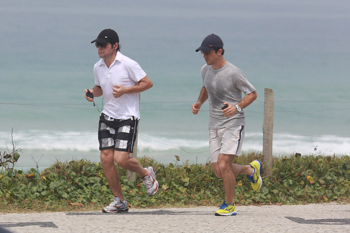 Em forma! Daniel corre na orla da Barra da Tijuca, no Rio