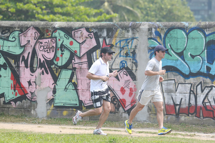 Em forma! Daniel corre na orla da Barra da Tijuca, no Rio