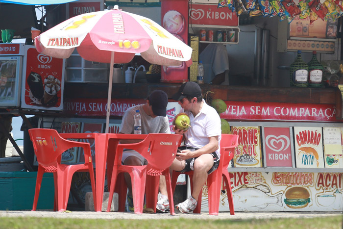 Em forma! Daniel corre na orla da Barra da Tijuca, no Rio