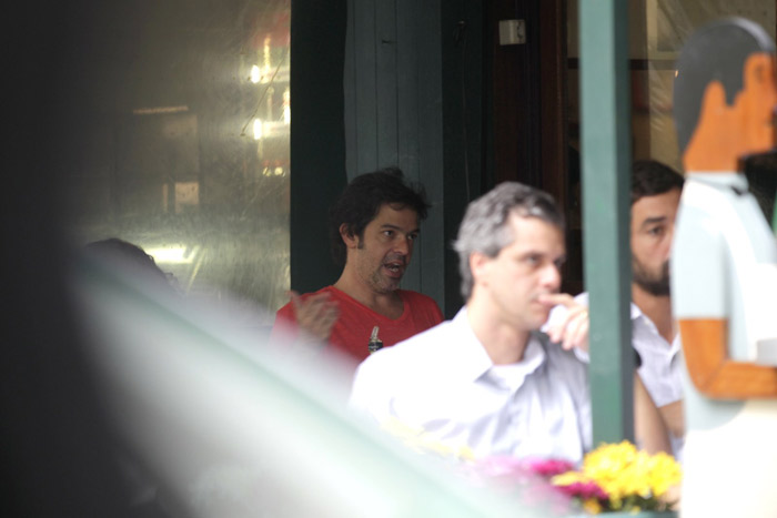 Bruno Mazzeo gesticula e conversa durante almoço no Rio de Janeiro 