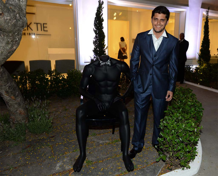 Bruno Gissoni aparece todo elegante em evento da Black Tie