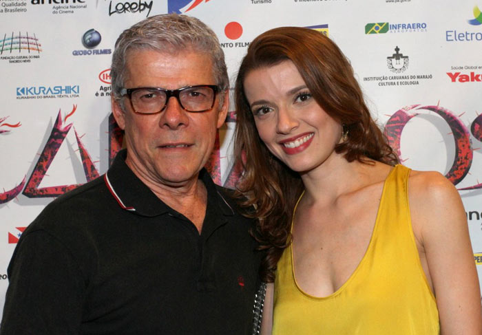 José Mayer e a filha Julia Fajardo vão a pré-estreia de filme, no Rio de Janeiro