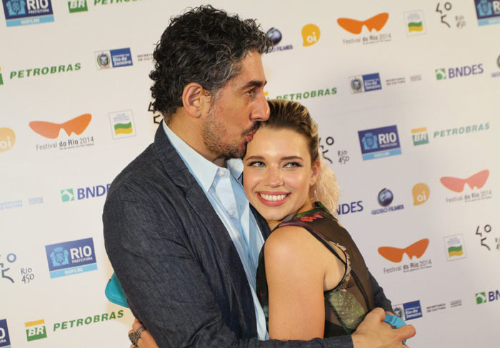 Bruna Linzmeyer ganha beijo do namorado durante pré-estreia