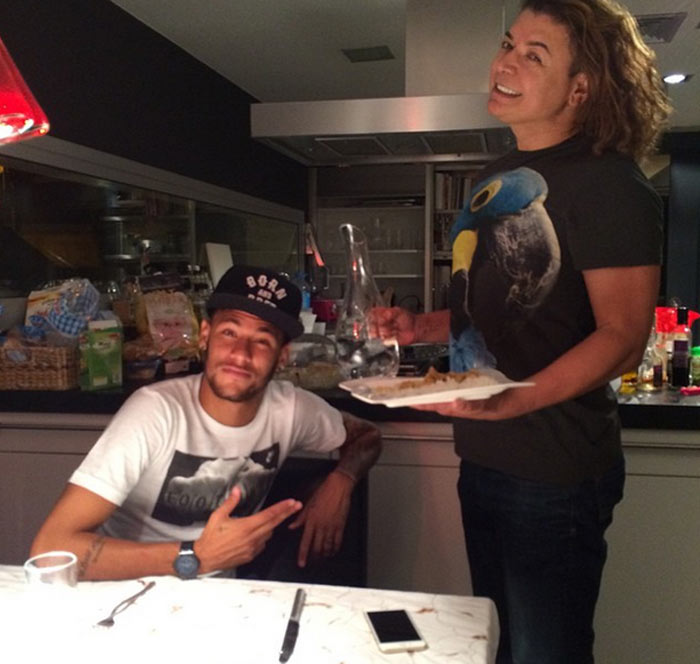 Neymar volta de Paris e é recepcionado por David Brazil como nova ‘doméstica’ da casa