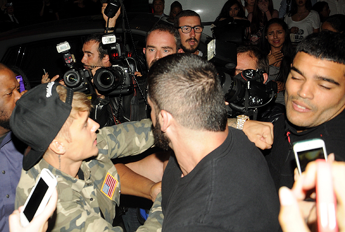 Justin Bieber agride paparazzo em festa na França