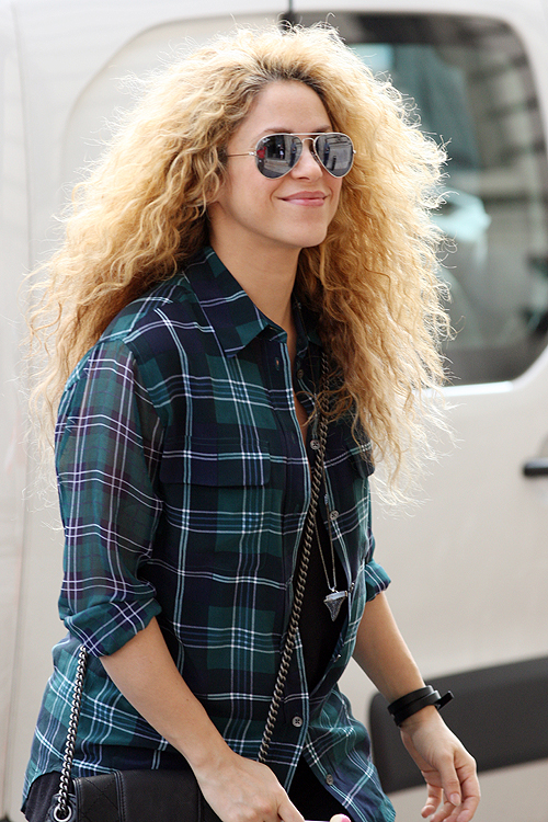 Shakira esconde barriguinha de grávida em passeio pelo Louvre, em Paris