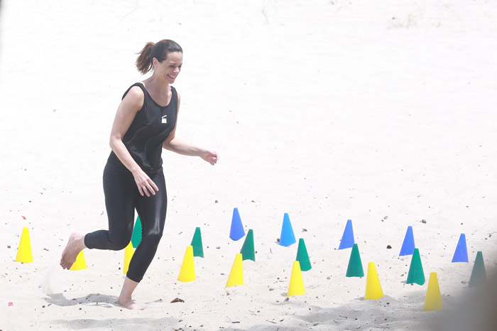Vanessa Gerbelli faz treino nas areias cariocas e mostra segredo para a boa forma