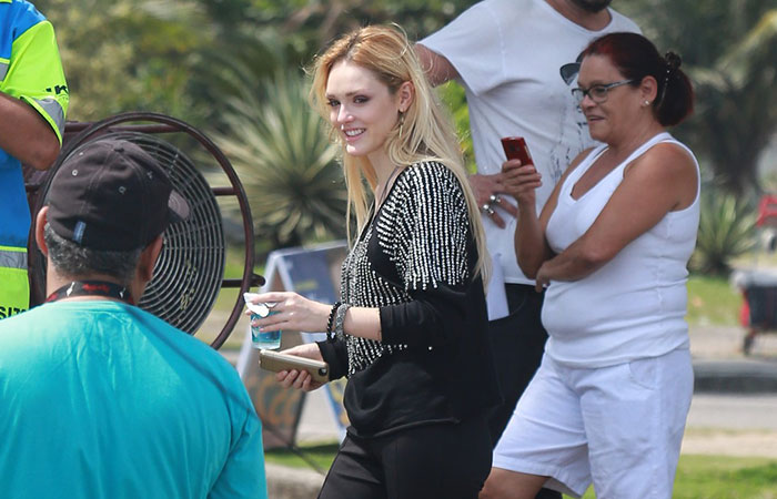  Isabelle Drummond esbanja estilo em gravação de novela