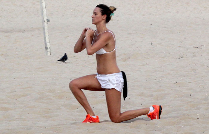 Letícia Birkheuer mostra corpo em forma ao se exercitar na praia