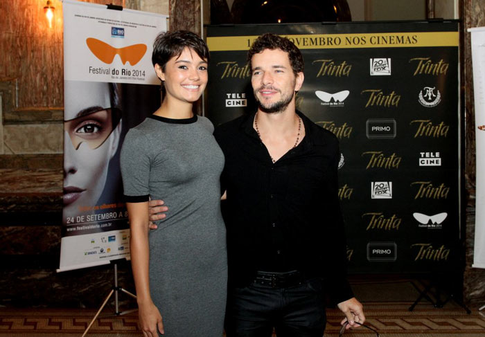 Sophie Charlotte e Daniel de Oliveira assistem pré-estreia de filme sobre Joãosinho Trinta
