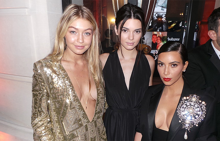 Kim Kardashian abusa do decote em festa da Vogue em Paris