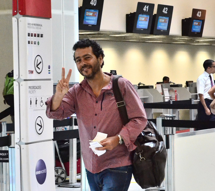 Sorridente, Marcos Palmeira acena para fotógrafo antes de viagem no Rio