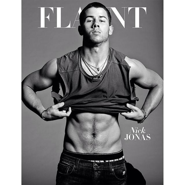 Ui! Nick Jonas sensualiza em campanha de cuecas