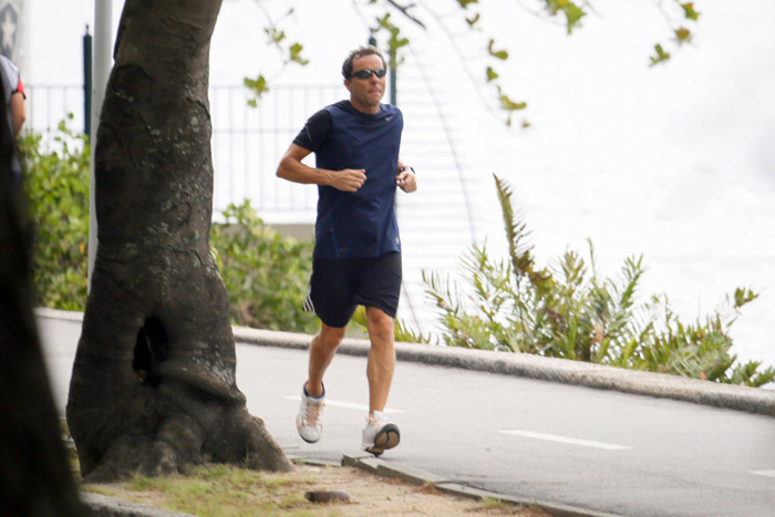 Tempo fechado não impede Tony Bellotto de correr no Rio