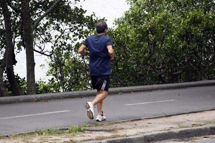 Tempo fechado não impede Tony Bellotto de correr no Rio