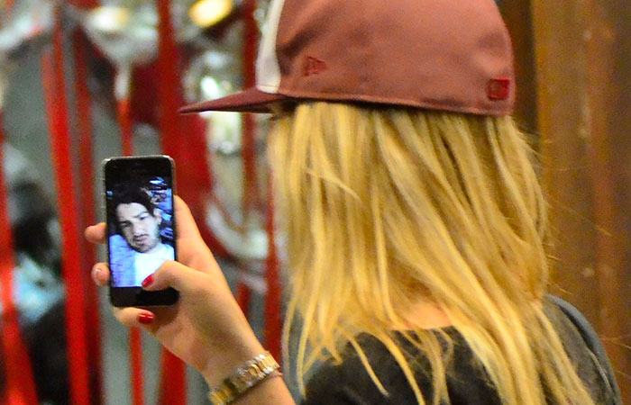 Fiorella Mattheis conversa com Alexandre Pato pelo celular
