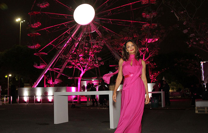 Toda de rosa, Luiza Brunet lança roda-gigante no Parque Ibirapuera
