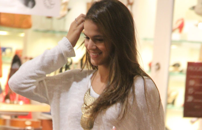 Bruna Marquezine usa saltão para passear por shopping