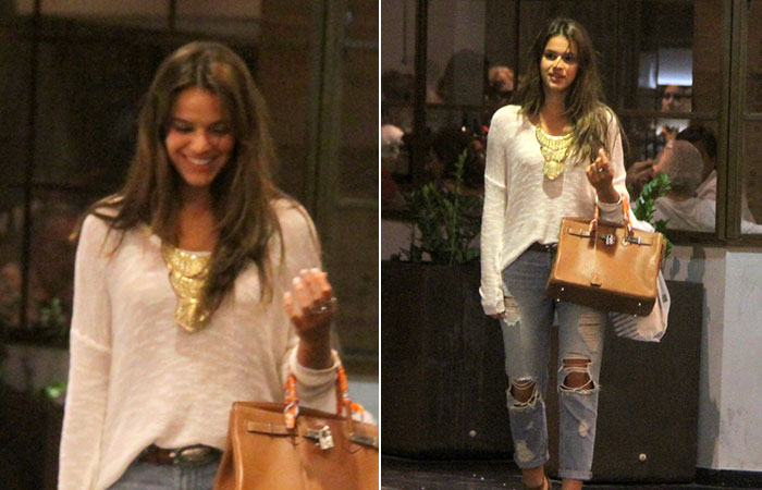 Bruna Marquezine usa saltão para passear por shopping