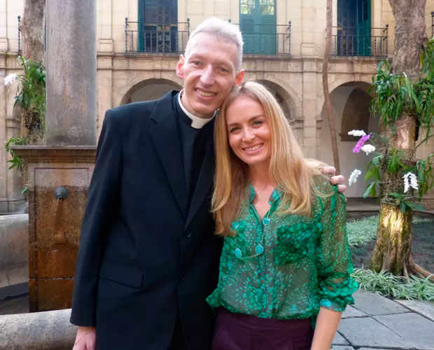 Angélica leva padre Marcelo Rossi para conhecer o Mosteiro de São Bento