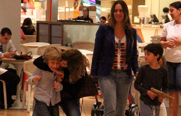 Thiago Lacerda passeia com os filhos em shopping no Rio
