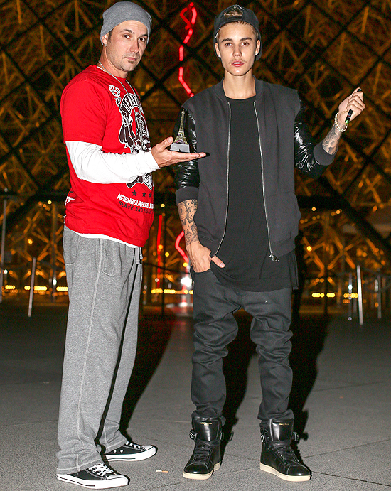 Justin Bieber curte Torre Eiffel ao lado de seu pai