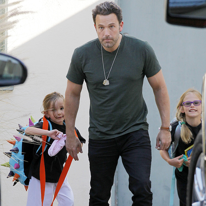 Ben Affleck aproveita tempo livre para passear com as filhas
