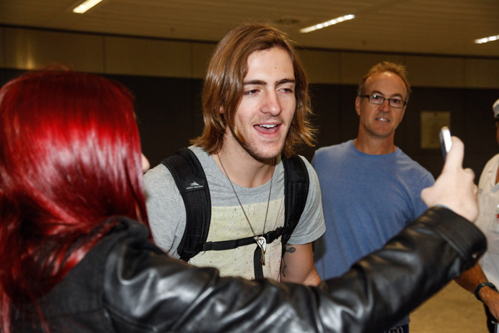 Ross Lynch, do Disney Channel, causa tumulto em aeroporto