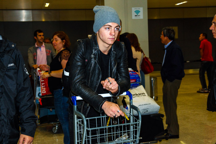 Ross Lynch, do Disney Channel, causa tumulto em aeroporto