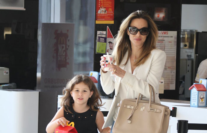  Ana Furtado leva a filha para comer lanche em shopping do Rio