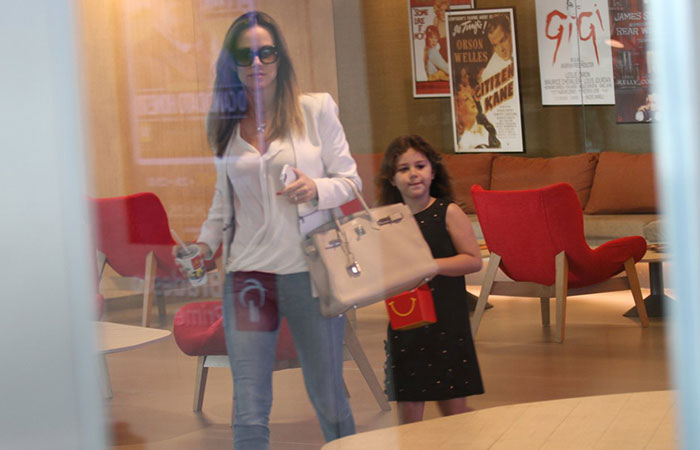  Ana Furtado leva a filha para comer lanche em shopping do Rio