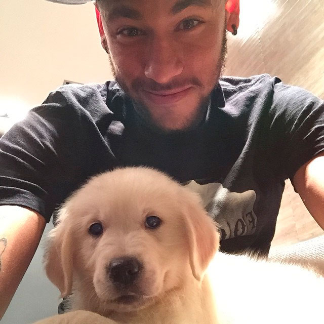 Neymar apresenta o seu novo cãozinho de estimação