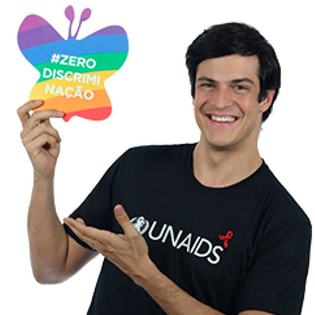 Mateus Solano mostra seu apoio à campanha contra discriminação]