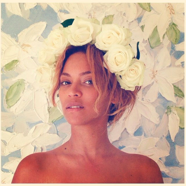 Beyoncé aparece angelical com coroa de rosas
