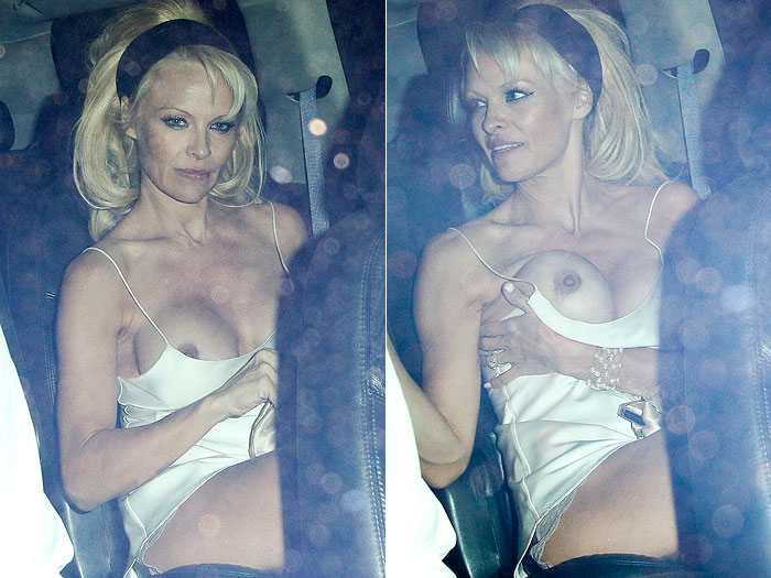 Vestido de Pamela Anderson cai e ela fica com os seios de fora