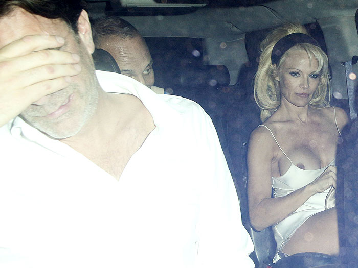 Vestido de Pamela Anderson cai e ela fica com os seios de fora