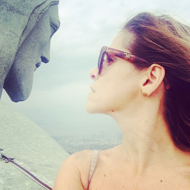 Nas alturas! Ingrid Guimarães posa em cima do Cristo Redentor