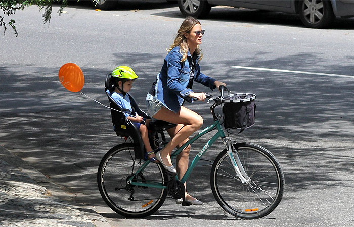 Letícia Birkheuer passeia de bike com o filho na garupa